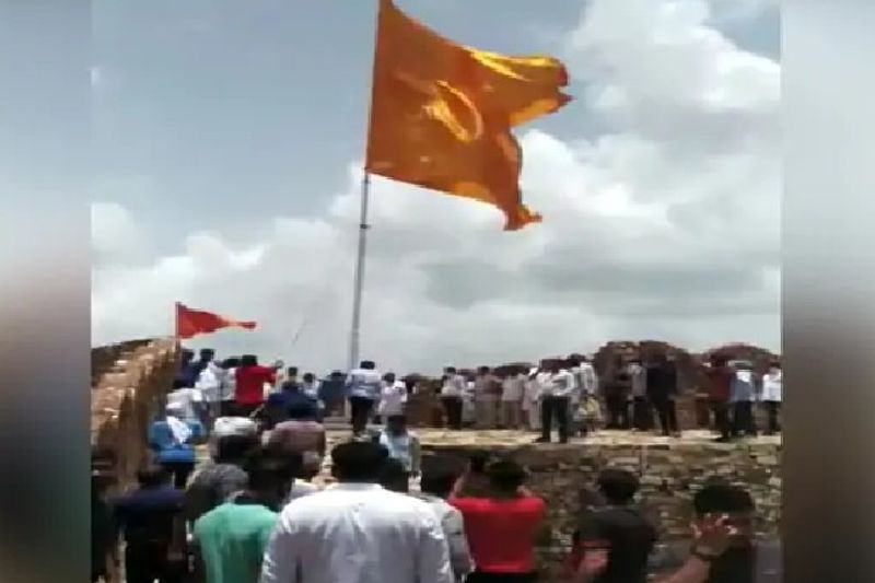 rajasthan news bjp mp dr kirodi lal meena hoist the flag at aamagarh fort with supporters in jaipur