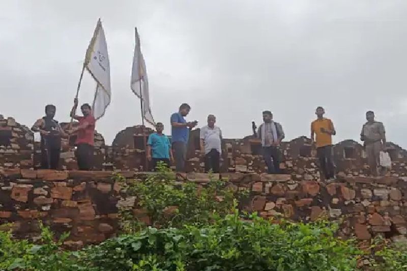 rajasthan news bjp mp dr kirodi lal meena hoist the flag at aamagarh fort with supporters in jaipur