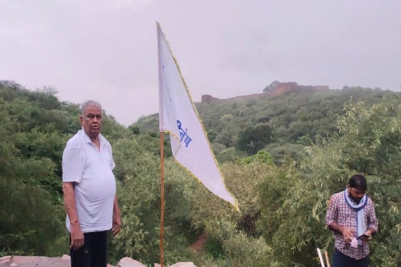 rajasthan news bjp mp dr kirodi lal meena hoist the flag at aamagarh fort with supporters in jaipur