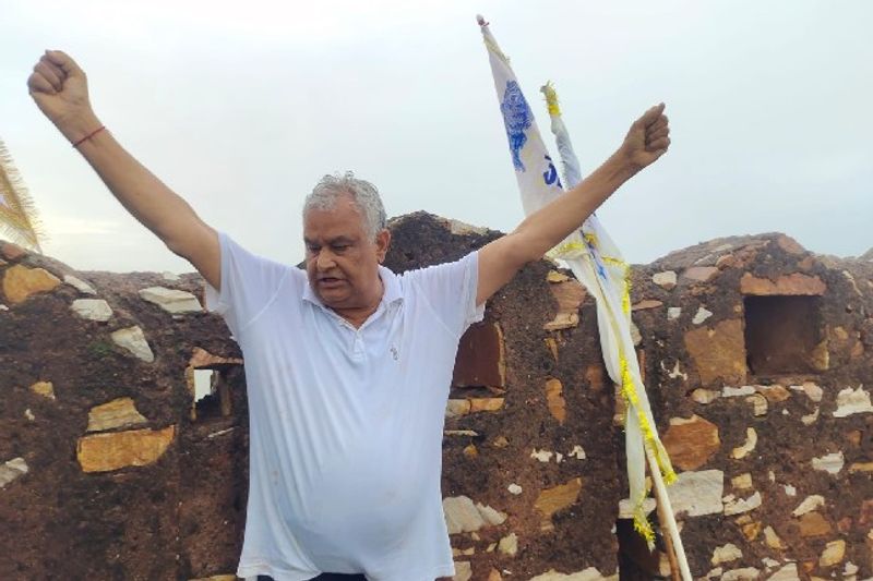 rajasthan news bjp mp dr kirodi lal meena hoist the flag at aamagarh fort with supporters in jaipur
