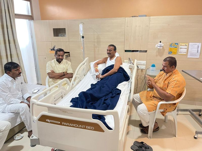 BJP mlas raghunandan, raja singh visit Apollo... enquire about Etala Health Condition akp
