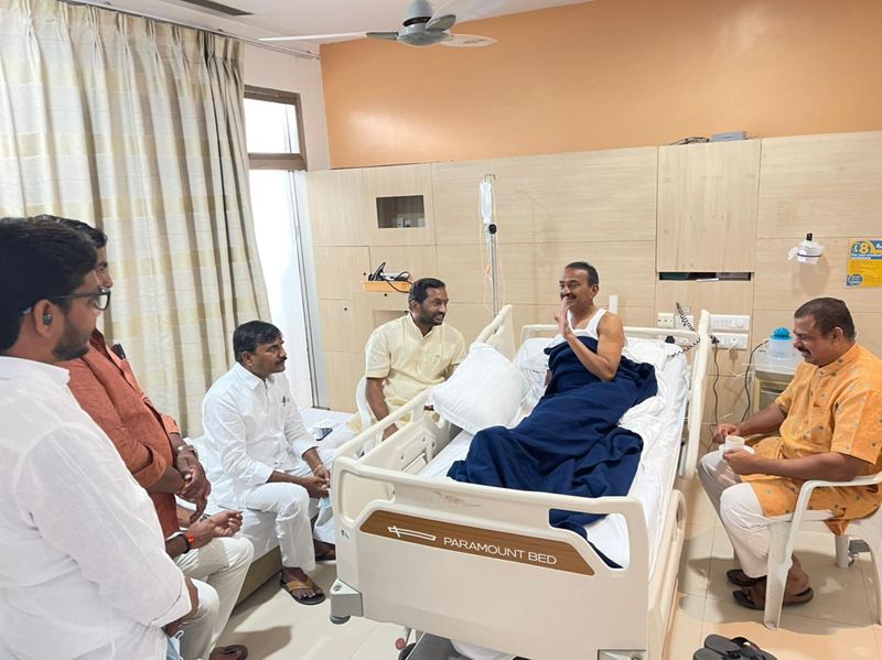 BJP mlas raghunandan, raja singh visit Apollo... enquire about Etala Health Condition akp