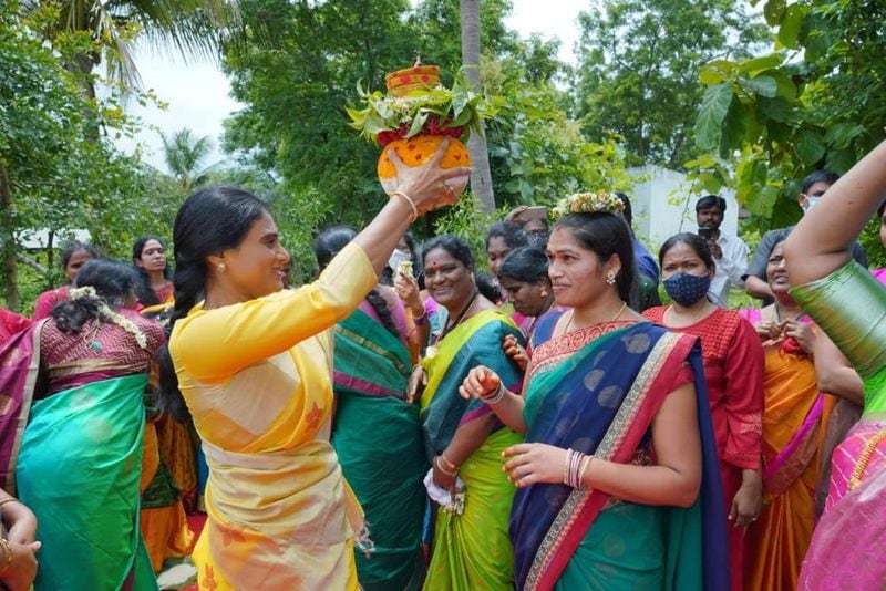 bonalu 2021 ys sharmila participated in bonalu festival at her friends home in moinabad kspa