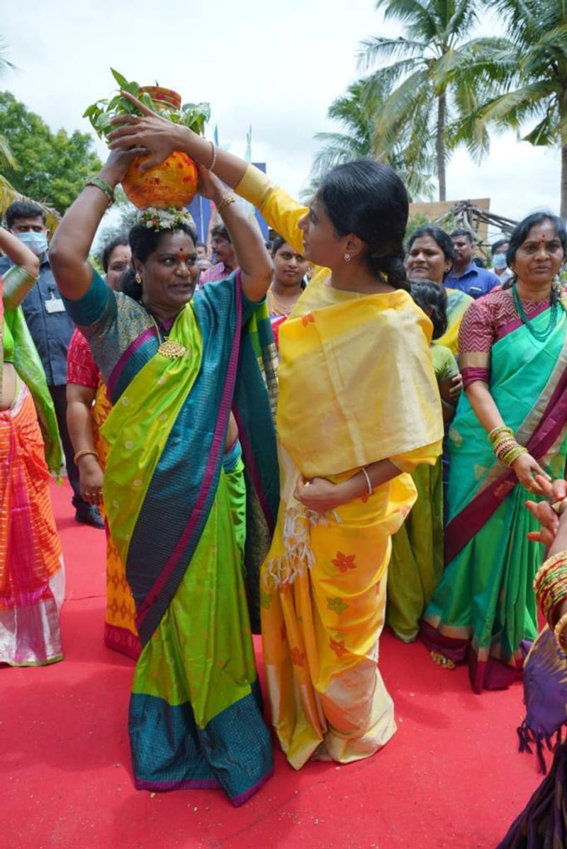 bonalu 2021 ys sharmila participated in bonalu festival at her friends home in moinabad kspa