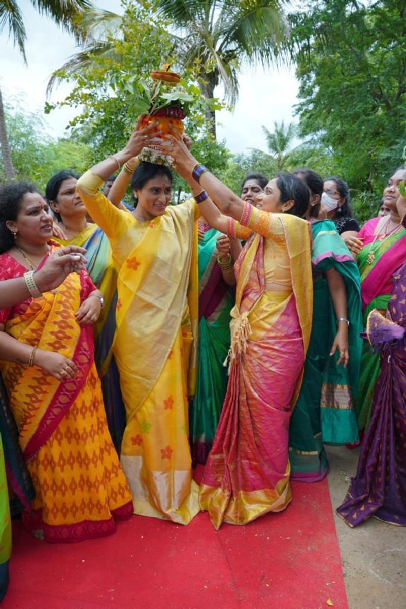 bonalu 2021 ys sharmila participated in bonalu festival at her friends home in moinabad kspa