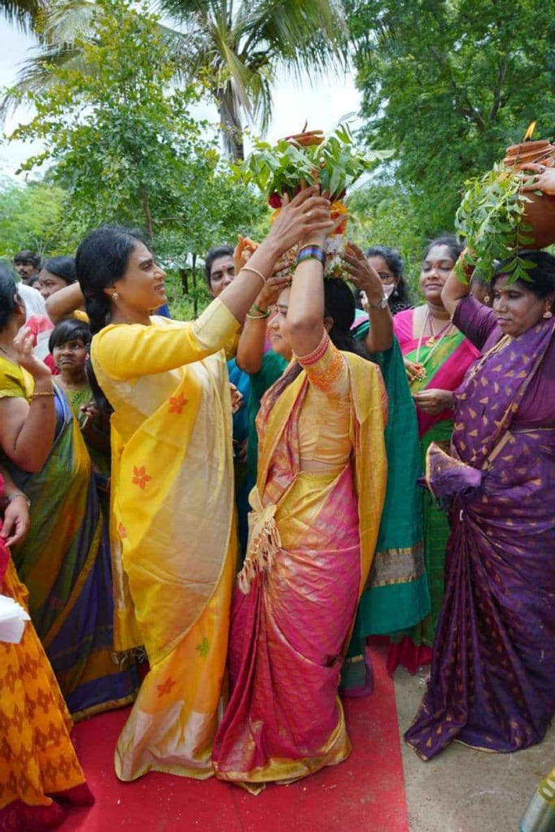 bonalu 2021 ys sharmila participated in bonalu festival at her friends home in moinabad kspa