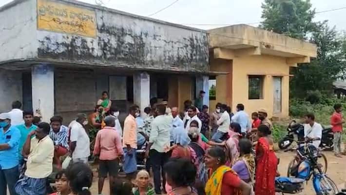 attack of the girls relatives on the young man family members because of love marriage in jagityal ksp attack of the girls relatives on the young man family members because of love marriage in jagityal ksp