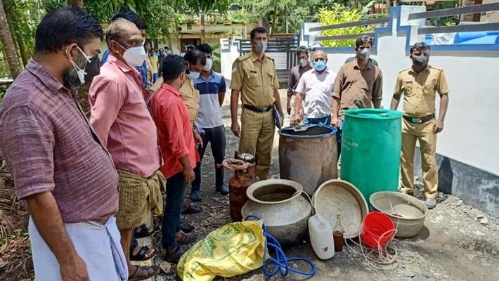Kozhikode Edakkad Fake Liquor Manufacturing Center Excise Destroyed 400 liters of wash seized Kozhikode Edakkad Fake Liquor Manufacturing Center Excise Destroyed 400 liters of wash seized