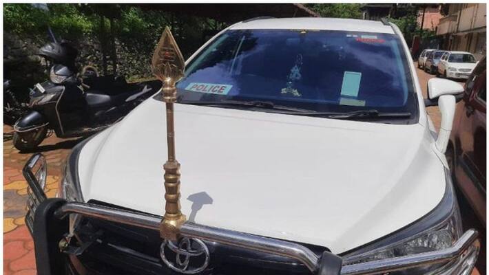 Car travel with police sticker take case against couple Car travel with police sticker take case against couple