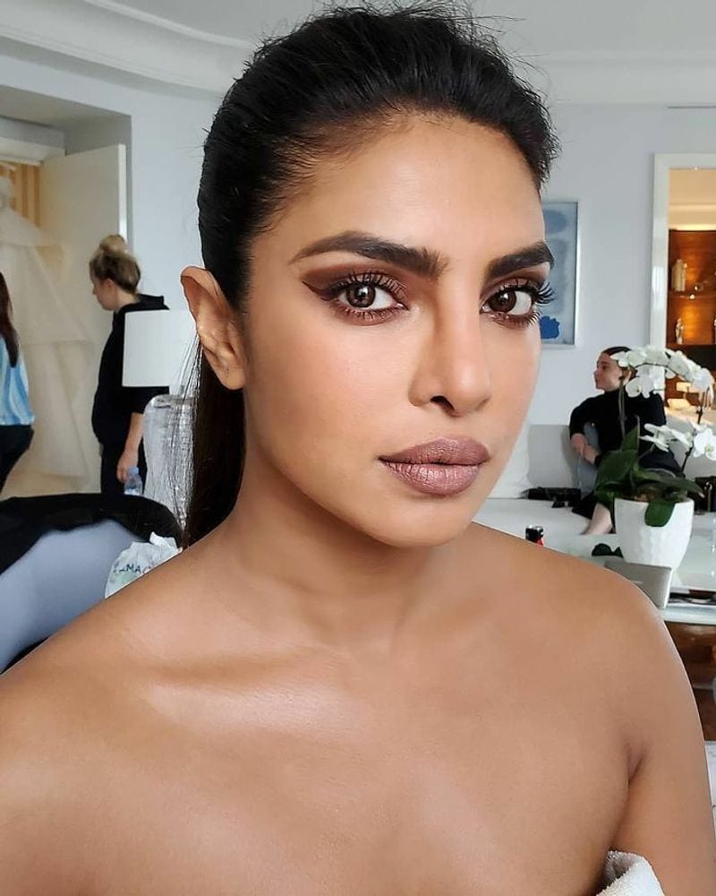 priyanka chopra top show with close up glamoure pics viral