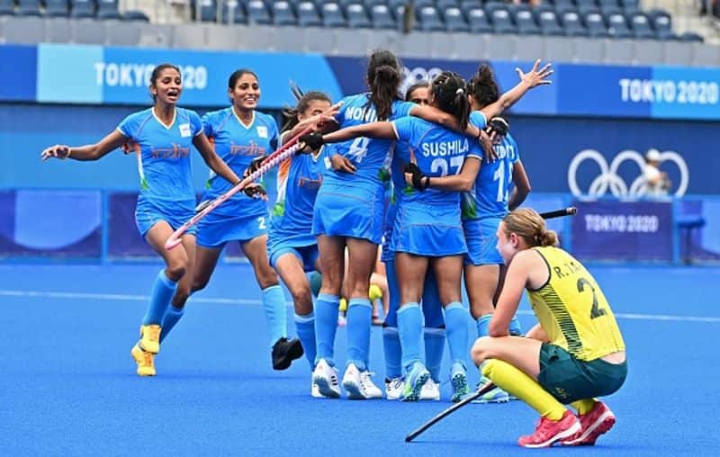 India celebrates Coach Sjoerd Marijne and women's hockey team-VPN