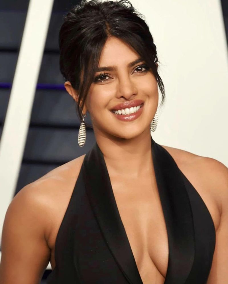 priyanka chopra top show with close up glamoure pics viral