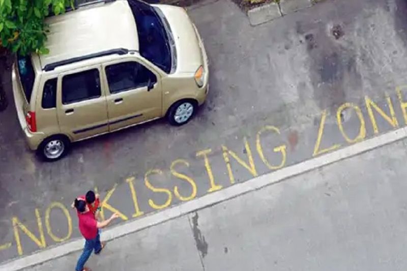 maharashtra news couples openly romance then society write on road no kissing zone in mumbai