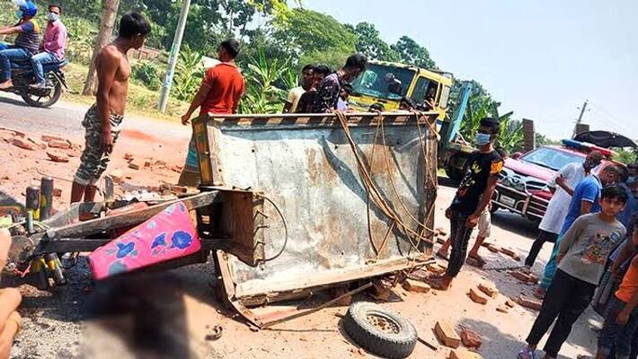 14 cremators injured in road accident at Murshidabad bmm 14 cremators injured in road accident at Murshidabad bmm