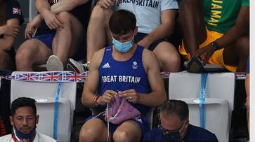 UK Olympic Tom Daley spotted knitting viral photo gcw UK Olympic Tom Daley spotted knitting viral photo gcw