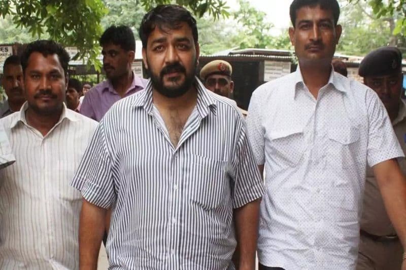 uttar pradesh news most wanted girl Saloni Singh shared photos with ak47 and Gangster Binder Gujjar