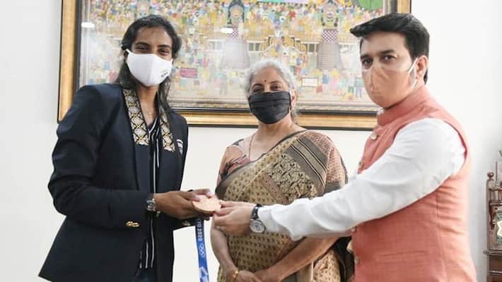 Tokyo Olympics: Sports Minister Anurag Thakur hails PV Sindhu as 'one of India's greatest Olympians'-ayh Tokyo Olympics: Sports Minister Anurag Thakur hails PV Sindhu as 'one of India's greatest Olympians'-ayh