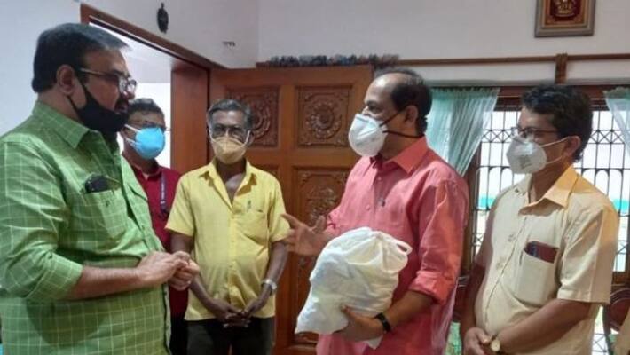 ration dealers on protest after maniyanpilla raju received kit from minister ration dealers on protest after maniyanpilla raju received kit from minister