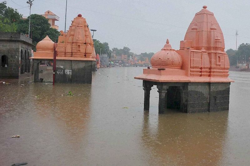 Madhya Pradesh, heavy rains in Shivpuri, Sheopur and Gwalior floods villages and railway tracks