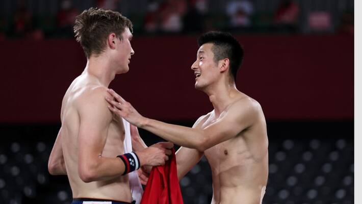 Badminton Viktor Axelsen swaps shirt with opponent Tokyo Olympics gcw Badminton Viktor Axelsen swaps shirt with opponent Tokyo Olympics gcw