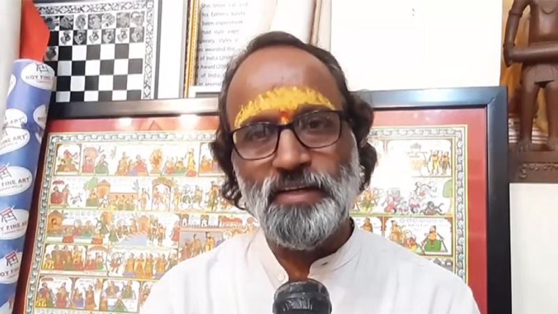Renowned Phad artist from Kalyan Joshi is making Phad paintings on the themes of COVID-19 and TokyoOlympics these days