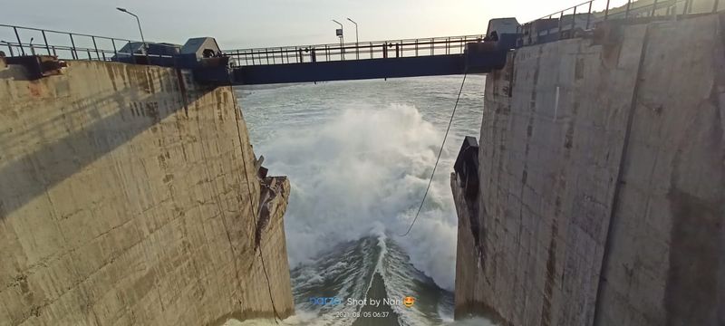 Pulichintala gate washes away... Flood alert issued in Krishna guntur districts akp