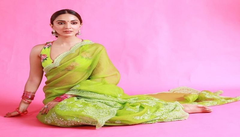చీరలో ఎలాంటి వారైనా అందంగా మెరిసిపోవచ్చు. ఇక అందాల తారలైతే మరింత అందంగా మెరిసిపోతారు. కియారా అద్వాని కూడా ఆకుపచ్చరంగు చీరలో దివినుంచి దిగివచ్చిన దేవకన్యలా మెరిసిపోతోంది. కియారా గ్రీన్ కలర్ టోరాని చీరలో తన అభిమానుల్ని మంత్రముగ్ధుల్ని చేస్తోంది.