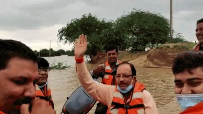 madhya pradesh heavy rain and shameful picture of officer during the flood of rescue boat madhya pradesh heavy rain and shameful picture of officer during the flood of rescue boat