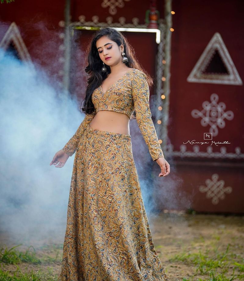 biggboss fame deepthi sunaina navel show with hot sizzling photos