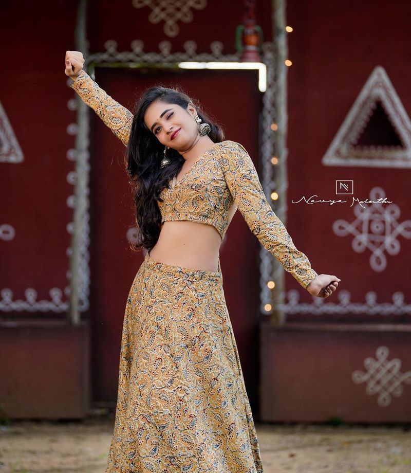 biggboss fame deepthi sunaina navel show with hot sizzling photos