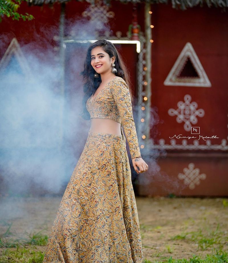 biggboss fame deepthi sunaina navel show with hot sizzling photos