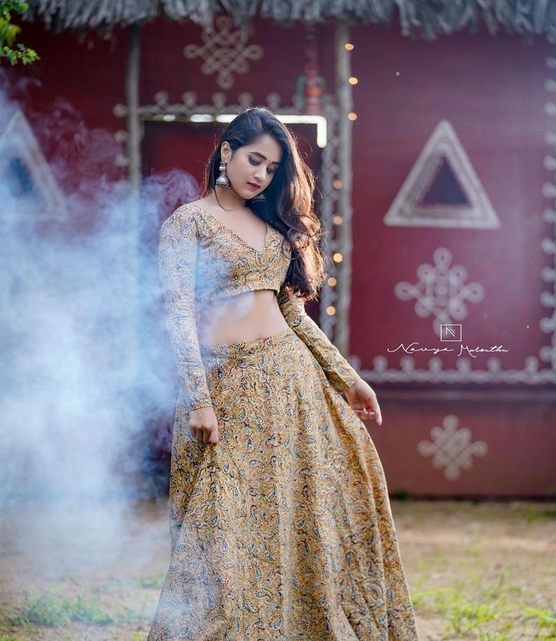 biggboss fame deepthi sunaina navel show with hot sizzling photos