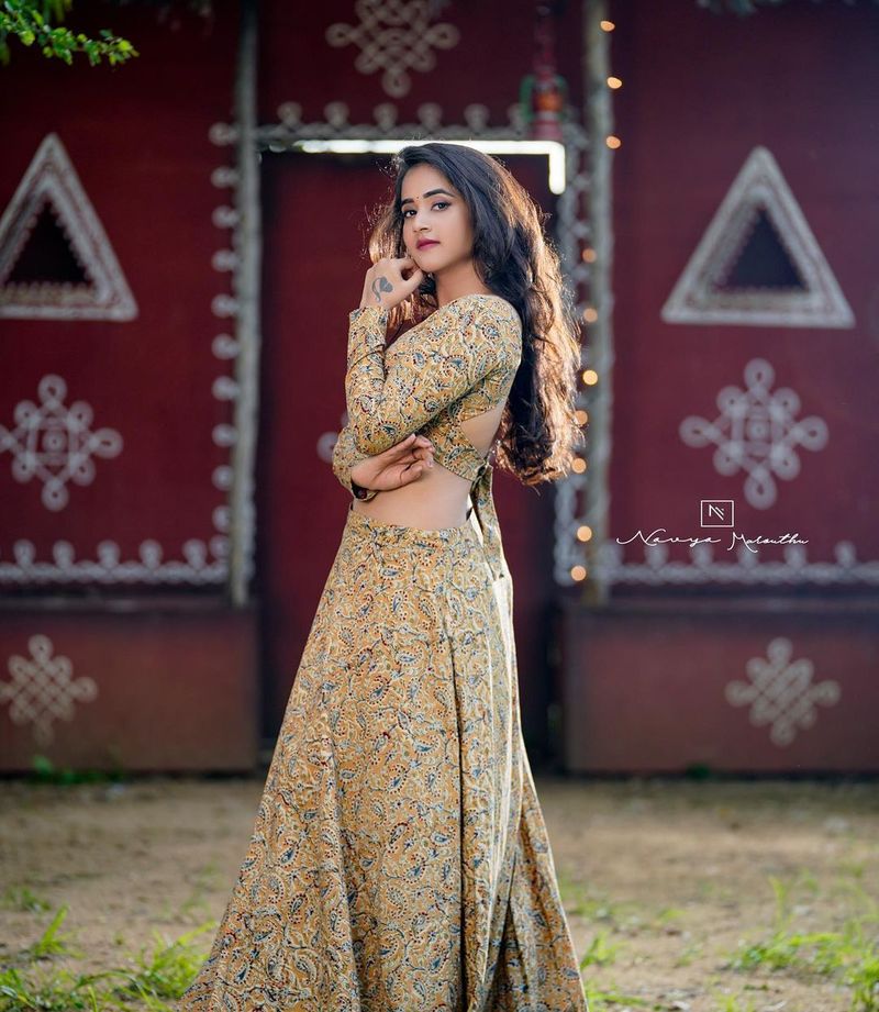 biggboss fame deepthi sunaina navel show with hot sizzling photos