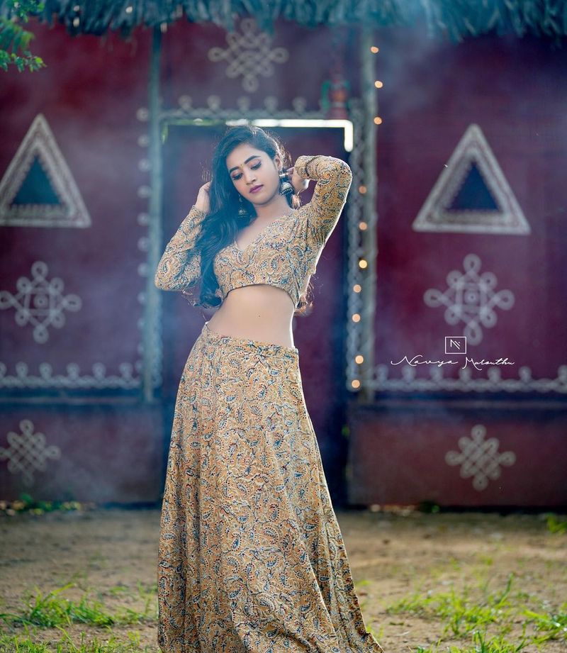 biggboss fame deepthi sunaina navel show with hot sizzling photos