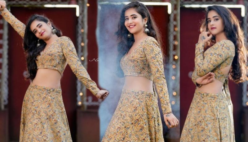 biggboss fame deepthi sunaina navel show with hot sizzling photos