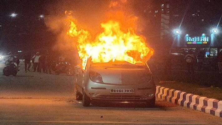 Fire broke out in a moving car in Kolkata at night bpsb Fire broke out in a moving car in Kolkata at night bpsb
