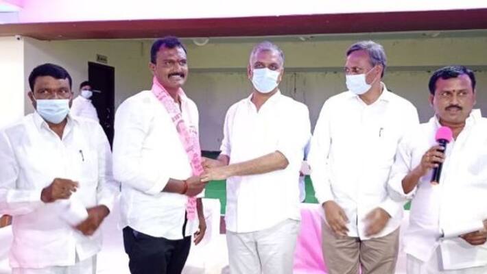 huzurabad Constituency 2 Sarpanches Joins into TRS Presence of minister harish rao akp huzurabad Constituency 2 Sarpanches Joins into TRS Presence of minister harish rao akp