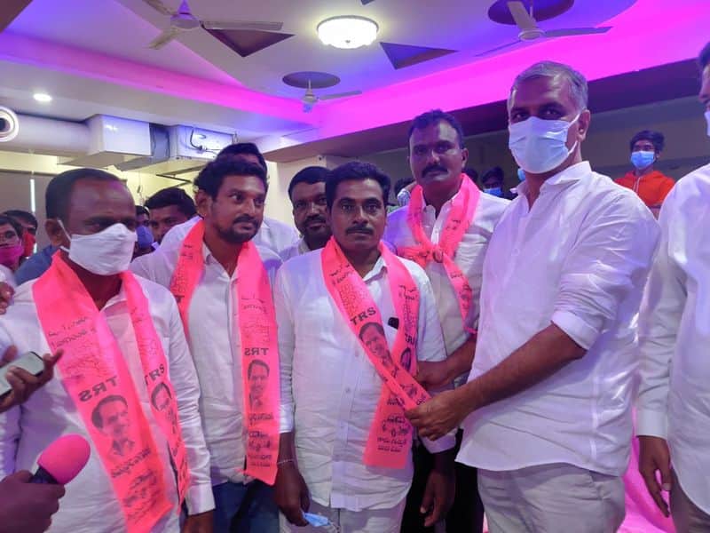 huzurabad Constituency 2 Sarpanches Joins into TRS Presence of minister harish rao akp