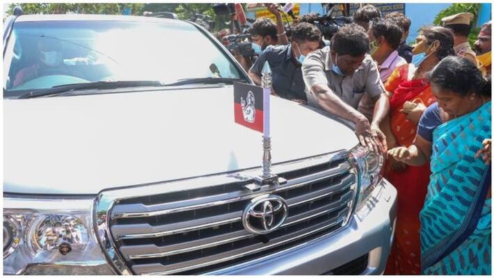 Sasikala tour with AIADMK flag in the car used by Jayalalithaa .. Aarti was taken and sent by the volunteers. Sasikala tour with AIADMK flag in the car used by Jayalalithaa .. Aarti was taken and sent by the volunteers.