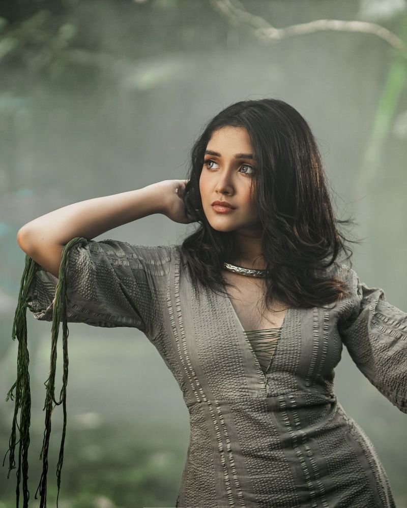 Actress Anikha surendran Latest Photos going viral