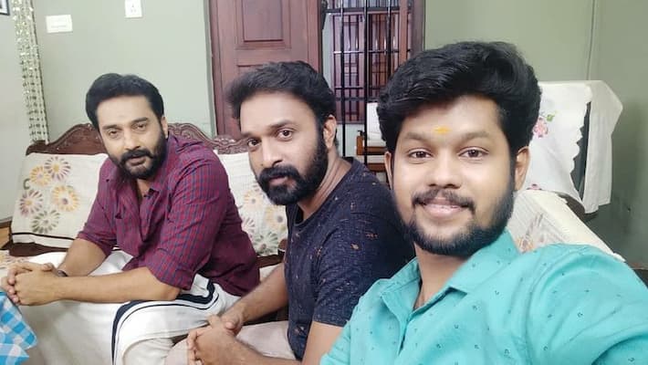 malayalam popular serial santhwanam actor achu sughand shared location selfie with onscreen brothers malayalam popular serial santhwanam actor achu sughand shared location selfie with onscreen brothers