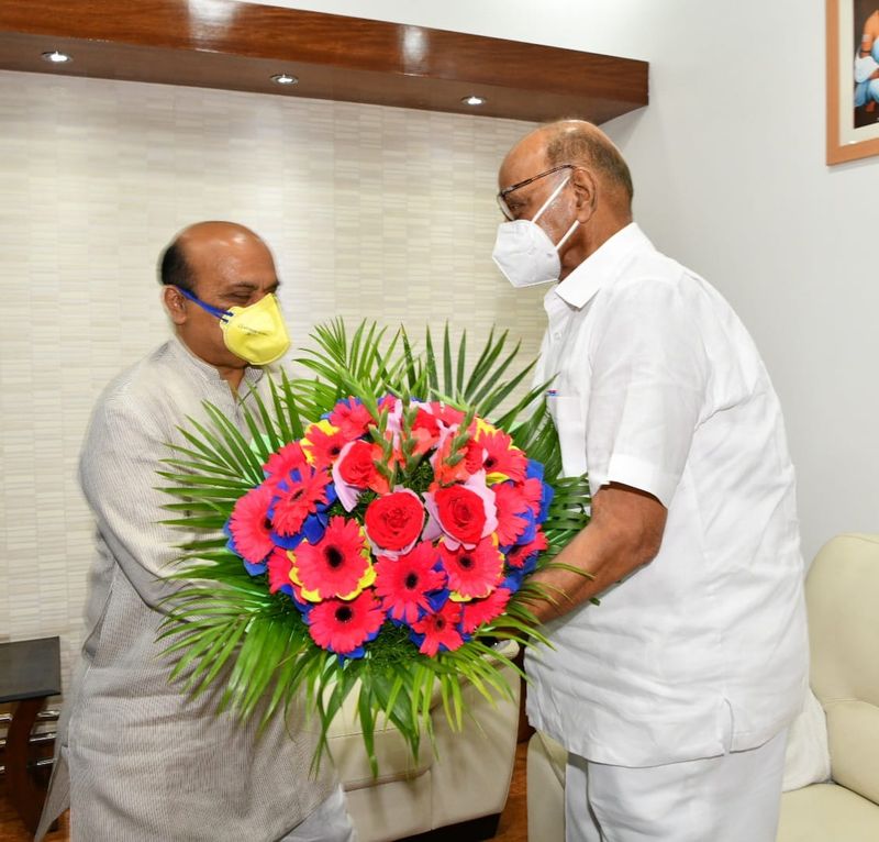 Former Union Minister Sharad Pawar Met Karnataka CM Basavaraj Bommai grg