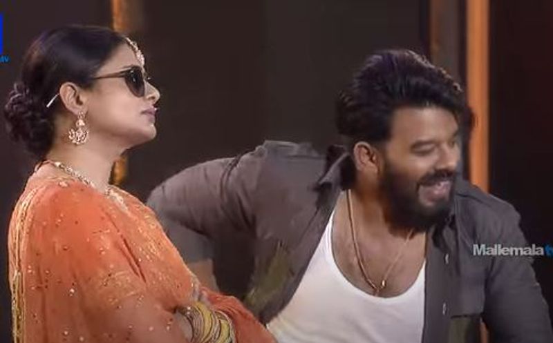 sudigali sudheer as rajinikanth and priyamani as ramya krishna hulchul in dhee show
