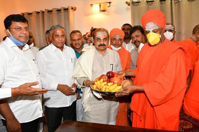 CM Basavaraj Bommai Met Siddhalinga Swamjiji at Siddaganga Matha in Tumakuru grg