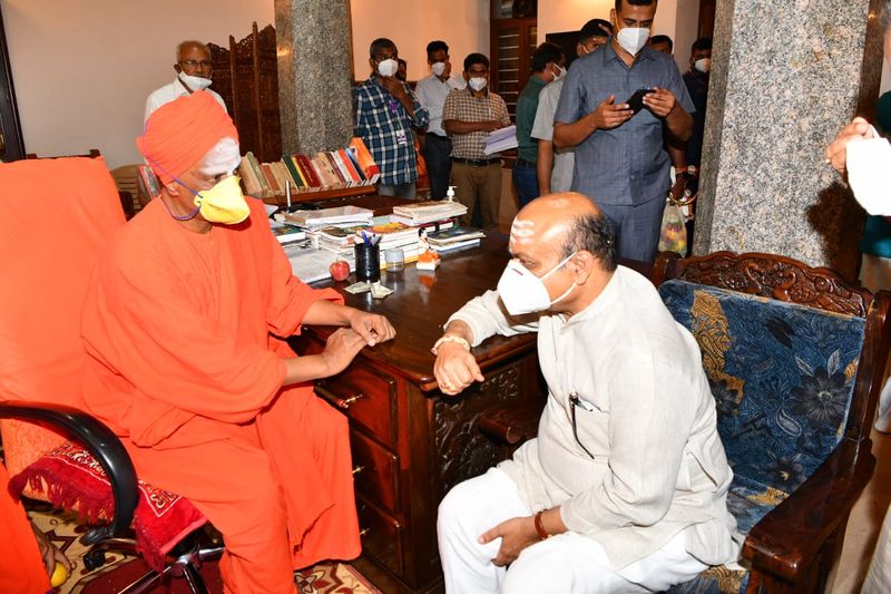 CM Basavaraj Bommai Met Siddhalinga Swamjiji at Siddaganga Matha in Tumakuru grg