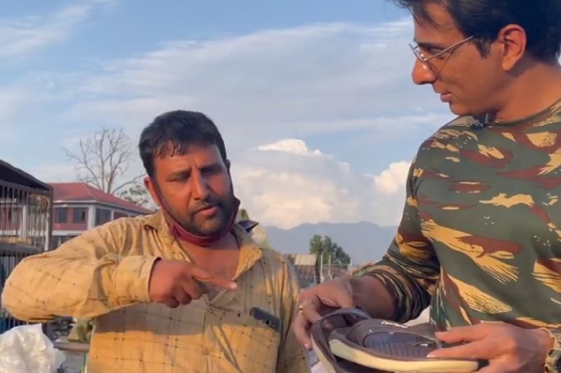 bollywood actors sonu sood became the shopkeeper in srinagar and selling shoes on 20 percent discount