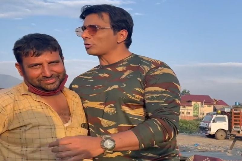 bollywood actors sonu sood became the shopkeeper in srinagar and selling shoes on 20 percent discount