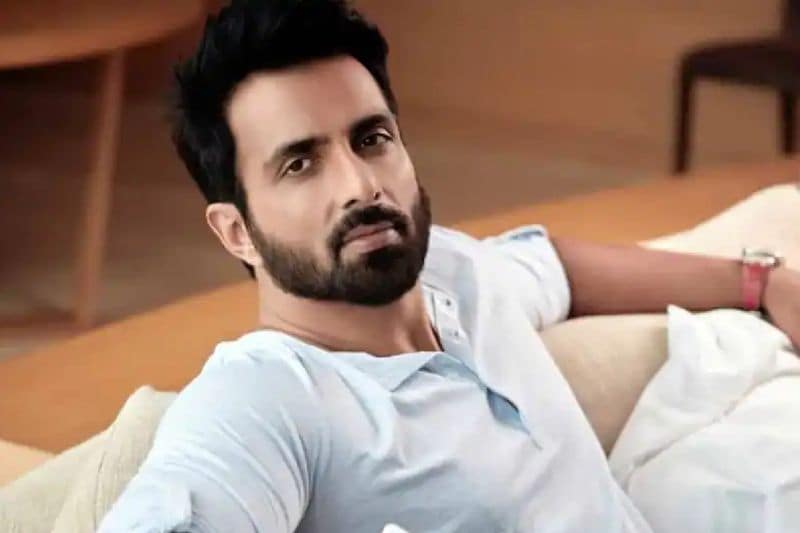 bollywood actors sonu sood became the shopkeeper in srinagar and selling shoes on 20 percent discount