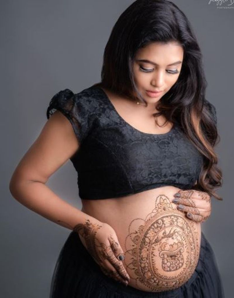 Actress Farina Azad pregnancy photoshoot vcs