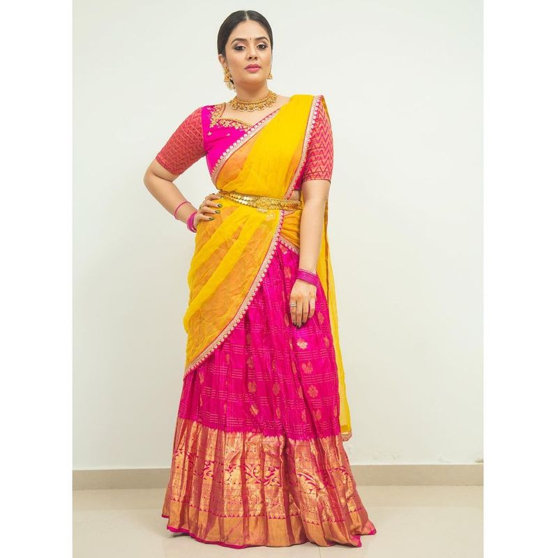 achor sreemukhi turns traditional her half saree poses goes viral